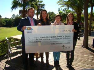 El director de Islantilla Golf Resort, Edmundo Hernández y la directora del campo de golf de Islantilla, Patricia García, hicieron entrega del cheque a la presidenta y vicepresidenta de la AECC de Lepe.