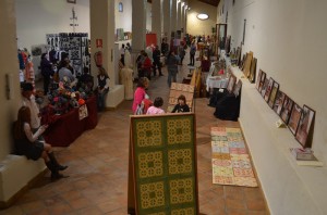 Exposición de artistas y artesanos de Pilas en Almonte.