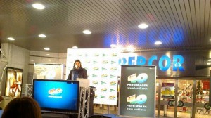 Oscar Martínez presentando en directo los 40 principales en El Corte Inglés.