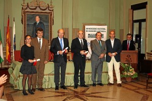 Durante el acto se entregaron los diplomas a los egresados.