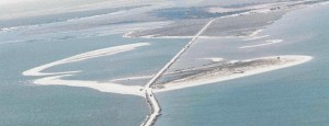 Vista aérea de la Isla de Saltés y laguna de “El Manto” junto a la playa en formación  (en primer plano a la izq ) con la carretera del espigón adentrándose en el mar. (Archivos  Autoridad Portuaria de Huelva). / Foto: webs.ono.com.