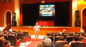 Un momento de una de las ponencias desarrolladas en el Teatro Cinema Corrales.