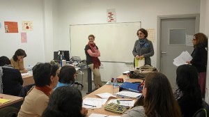 La concejal Josefa García, dirigiéndose a los alumnos en uno de los cursos organizados anteriormente.