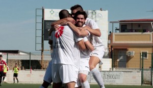 Los jugadores condales celebran con Fofi el primer gol. / Foto: Josele Ruiz.