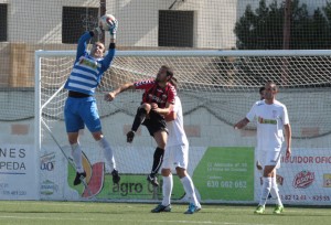 El meta moguereño Thorices estuvo acertado durante todo el partido. / Foto: Josele Ruiz.