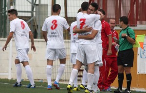 Los jugadores palmerinos celebran uno de sus goles ante el Ayamonte. / Foto:; Antonio Alcalde.