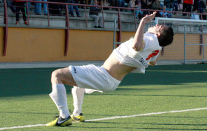 Fermín celebra de manera acrobática el primer gol. / Foto: Josele Ruiz.