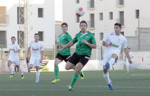 Con un toque sutil, Guarte elevó la pelota por encima de Calonge en el segundo gol local. / Foto: Josele Ruiz.