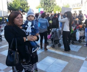 La teniente de alcalde y concejala de Infancia, Carmen Cardenas con uno de los pequeños.