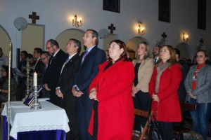 La nueva Junta de Gobierno del Cristo de la Buena Muerte junto a las autoridades municipales.