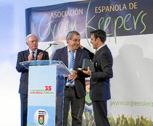 Entrega del reconocimiento. 