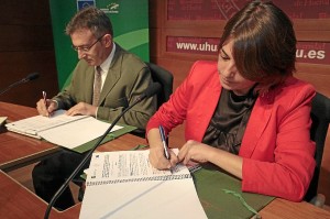 El rector de la UHU y la consejera de Fomento firman el convenio de colaboración.