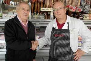 Acuerdo firmado entre el presidente del Mercado y el delegado en Huelva de Madre Coraje. / Foto: José Carlos Palma.