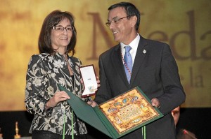 Eloisa Bayo, recogiendo la Medalla de la Provincia de Huelva. 