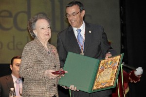 Isabel Naylor recogió su Medalla. / Foto: José Carlos Palma. 