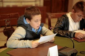 Uno de los menores participantes en el pleno.