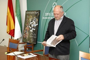 El alcalde de Cumbres Mayores, antes de dar comienzo la rueda de prensa. / Foto: José Carlos Palma