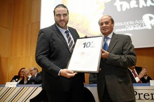 Xanty Elías recibió la distinción de manos del presidente de la FOE. / Foto: José Carlos Palma