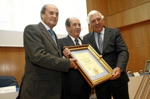 José Manuel Barranco recibió la Distinción de Oro de la FOE. / Foto: José Carlos Palma