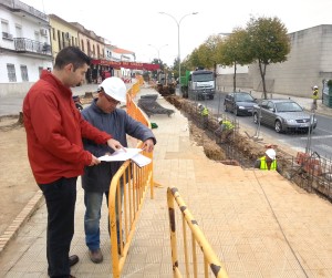 Manuel Cayuela, concejal de Medio Ambiente, supervisando los trabajos en La Parada.