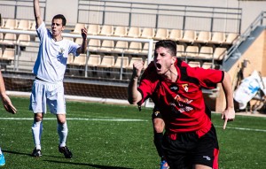 Manuel celebra el segundo tanto del equipo ayamontino. / Foto: J. Losa.