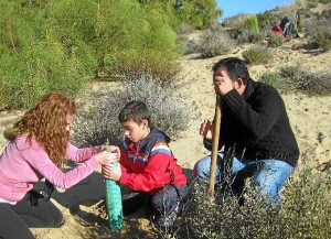 Niñosy mayores colaborarán en la repoblación.