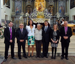 La alcaldesa de Valverde junto al presidente de la Hermandad de Nuestra Señora del Reposo y algunos miembros de la corporación municipal.