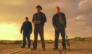 Mike Ehrmantraut, Walter White y Jesse Pinkman, en el desierto.