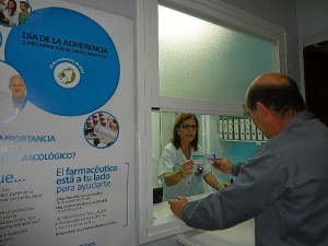 Un momento de la entrega de medicación en la farmacia del hospital Juan Ramón Jiménez.