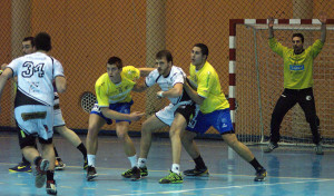 El equipo local estuvo muy exigido en defensa, en especial en el segundo tiempo.