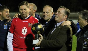 El mítico Chris Waddle recogió el trofeo de campeón de manos de Richard Tims.