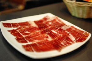 El buen jamón tampoco falta en el local. 