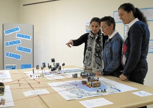 En la imagen, de izquierda a derecha, Susana Castillo, técnica municipal de Educación, Ana María González, concejala de Servicios Sociales, y Manuela García, concejala de Educación, Infancia y Consumo, visitando el Plano elaborado por niños que colaboran en el proyecto.