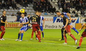 El Recre sufrió mucho en las jugadas a balón parado. / Foto: www.infobierzo.com.