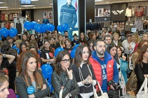 Centenares de onubenses en la apertura de Primark.