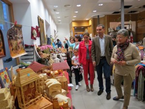 El Rastrillo solidario se desarrolla en un local ubicado en la Plaza de la Iglesia.