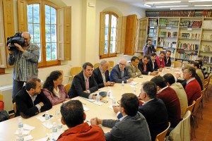 Reunión en Almonaster para hablar de la nueva convocatoria.