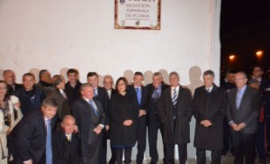 Los protagonistas, delante de la placa conmemorativa de ese triunfo que se inauguró en el campo del fútbol de Minas de Riotinto. / Foto: Estudio 13.