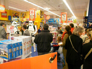 Las tiendas del centro, llenan de clientes.