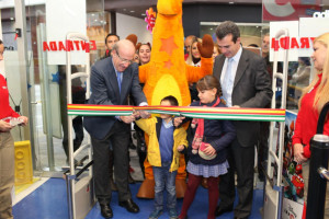 Tradicional corte de la cinta para inaugurar la tienda. 