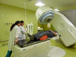 Los profesionales preparan a un paciente para recibir tratamiento de radioterapia en el nuevo acelerador lineal de electrones.