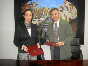 La delegada junto al rector de la UHU.