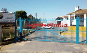 Entrada a la cooperativa con sede en Moguer.