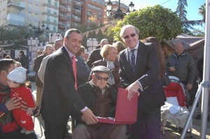 Momento de la entrega de la Placa al homenajeado de honor.