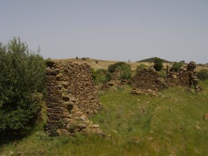 Restos de la vieja aldea de El Membrillo Bajo. / Foto: Ignacio Garzón