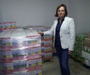 Cecilia Rodríguez con los alimentos llegados. 