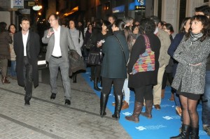 Muchos onubenses hicieron cola para ver la película 'Caníbal'.