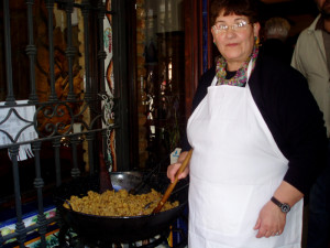 Loli Alcaide preparó unas migas con tanas en la presentación del libro en Huelva.