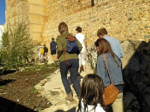 Turistas franceses recorren el castillo.