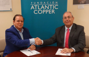 Daniel Díaz y Antonio de la Vega sellan el acuerdo entre la Uned y la Fundación Atlantic Copper.